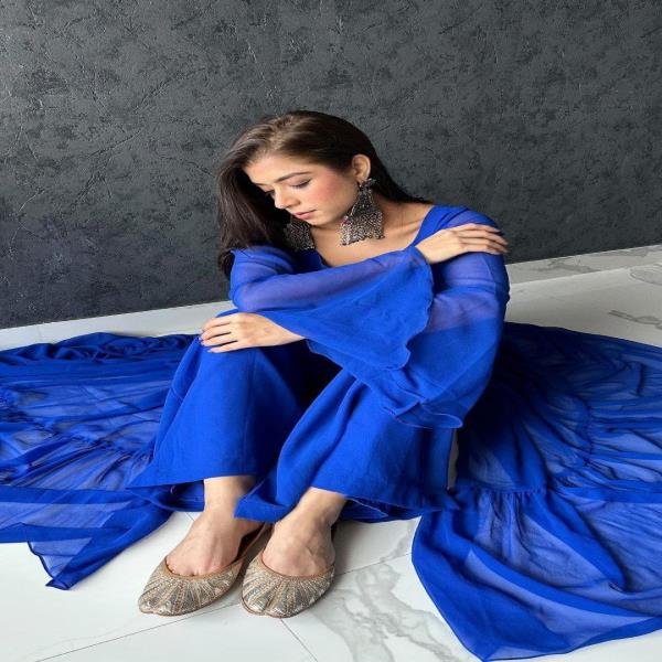 TOP FABRIC: FOX GEORGETTE WITH FENCY NACK CUT WITH POTLI 