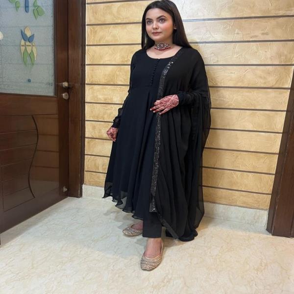  GOWN FABRIC: HEAVY GEORGETTE WITH BEAUTIFUL NACK PATTERN WITH POTLI BUTTONS AND FULL CHUDIDAR SLEEV