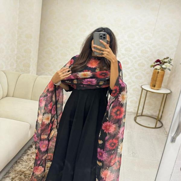 RJC  212  SINGLES AVAILABLE FABRIC DETAIL Gown Fabric -This set features a GEORGETTE with Pottali pa